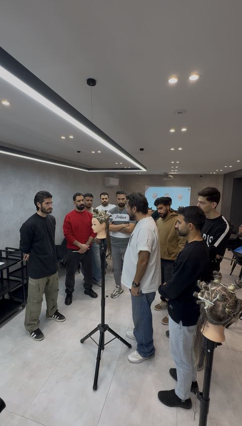 کلاس عملی آموزش کوتاهی موی مردانه در آکادمی SLR اصفهان