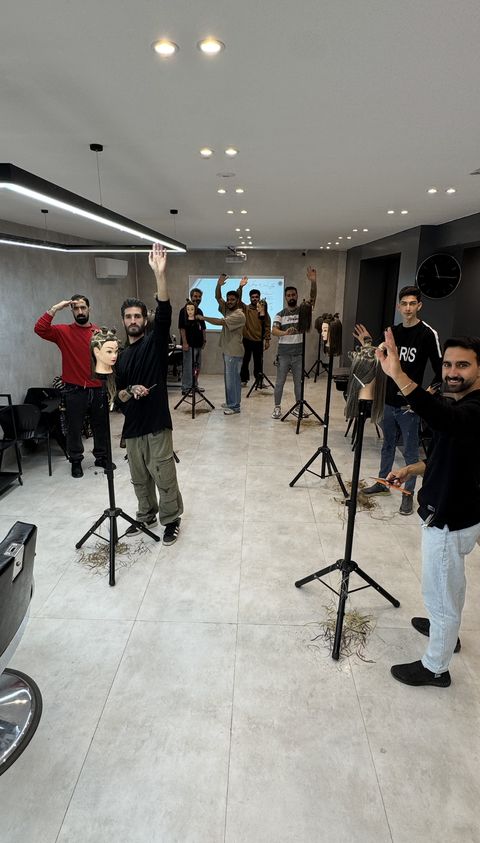 کلاس عملی آموزش کوتاهی موی مردانه در آکادمی SLR اصفهان