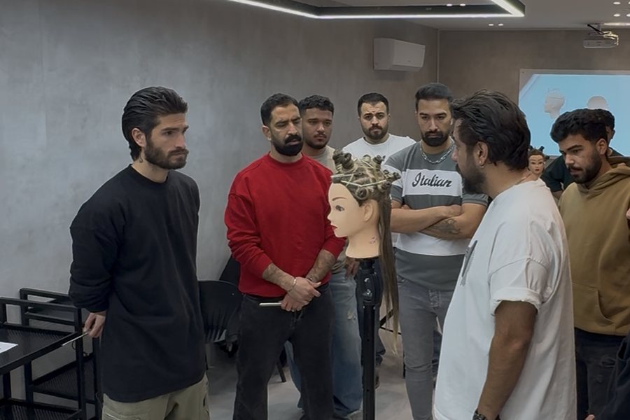 هنرجویان دوره ارتقا سطح دور مانکن در حال بررسی تکنیک برش در آکادمی SLR اصفهان