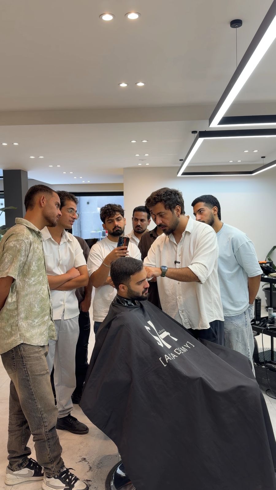 آموزش عملی کوتاهی مو روی مدل واقعی با نظارت مدرس در آکادمی SLR اصفهان